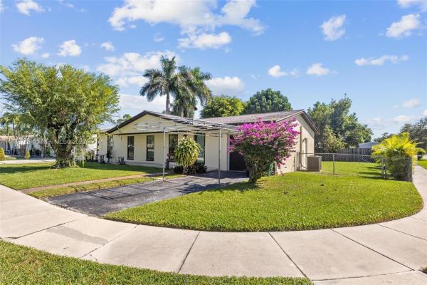 Bel Aire, 9270 Sterling Dr, Cutler Bay, Florida 33157, image 2