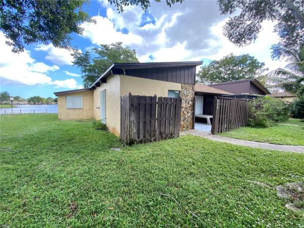 Villas At Carriage Hills Lakeside, Hollywood, Florida 33024, image 3