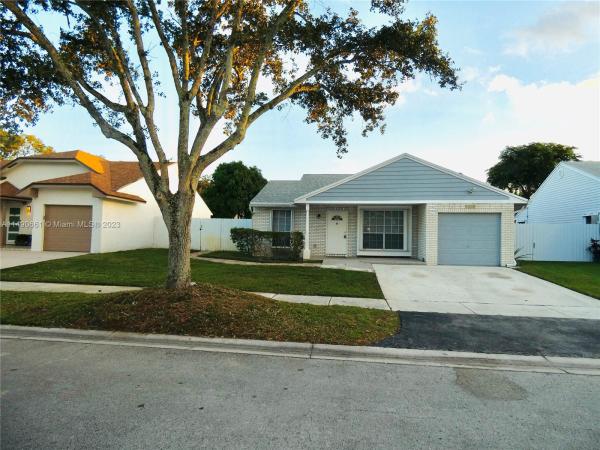 Cinnamon Place At Honeywoods, 8630 SW 15th St, Pembroke Pines, Florida 33025, image 1