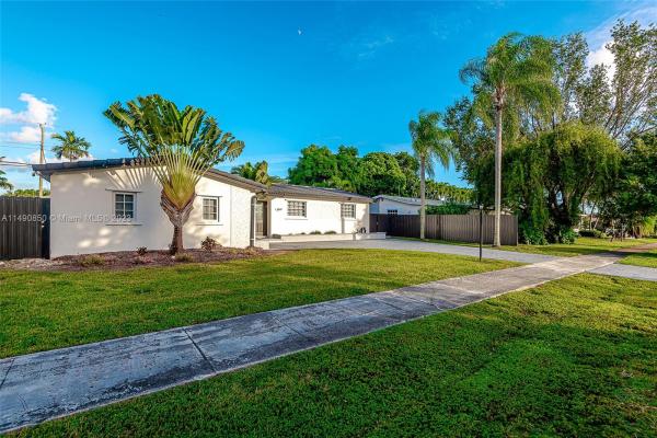 Darlington Manor, 5811 SW 93rd Pl, Sunset, Florida 33173, image 3