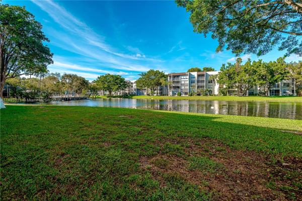 Lagoon Place, 9235 Lagoon Pl #110, Davie, Florida 33324, image 2