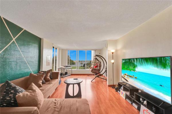 Royal Oaks, 441 NE 195th St #404, Ives Estates, Florida 33179, image 3