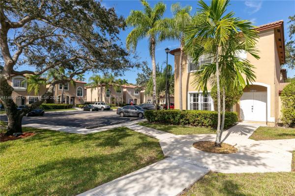 Emerald Courts, 16122 Emerald Cove Rd, Weston, Florida 33331, image 2