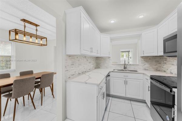 Homes Of Versailles, 138 SW 96th Ct, Fountainebleau, Florida 33174, image 1