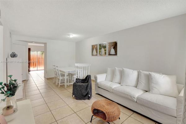 Lago Lindo Townvillas, Kendale Lakes, Florida 33183, image 3