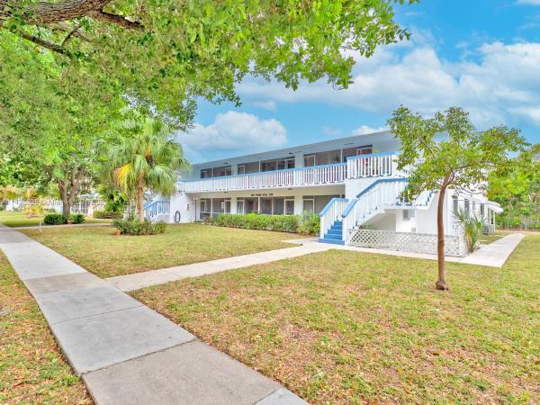 Park Hills, 524 S Luna Ct #4, Hollywood, Florida 33021, image 1