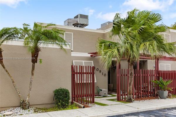 Villas West, 10910 Cedar Ln, Pembroke Pines, Florida 33026, image 1