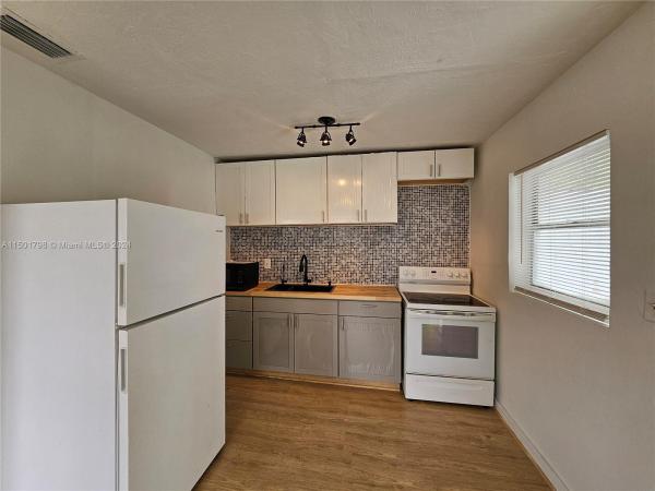 Paradise Manor, 525 SW 1st St, Dania Beach, Florida 33004, image 1