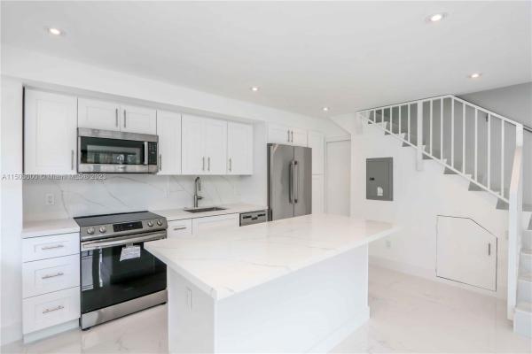 Key Townhouse, 230 Sunrise Dr #6, Key Biscayne, Florida 33149, image 3