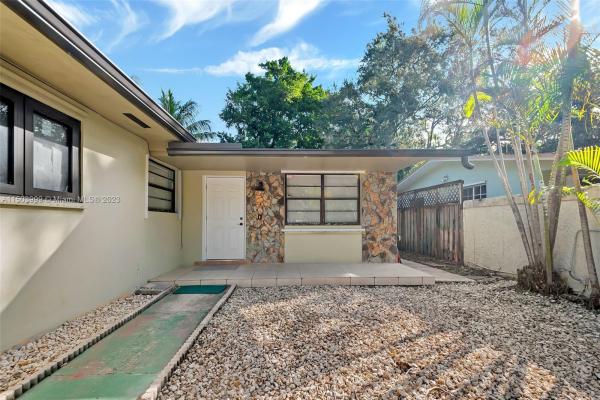 Hemingway Villas, 2947 Whitehead St, Miami, Florida 33133, image 1