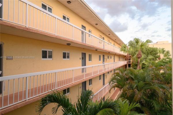 Village Of Kings Creek, 7722 Camino Real #E-303, Glenvar Heights, Florida 33143, image 3