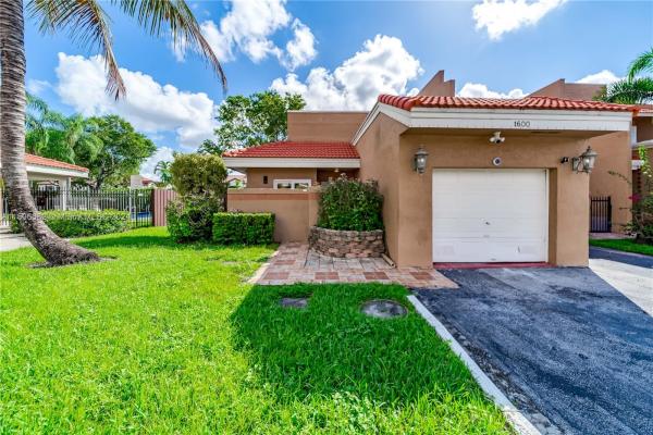 Las Palmas Townhomes At Pembroke Lakes South, 1600 SW 120th Ave #1600, Pembroke Pines, Florida 33025, image 1