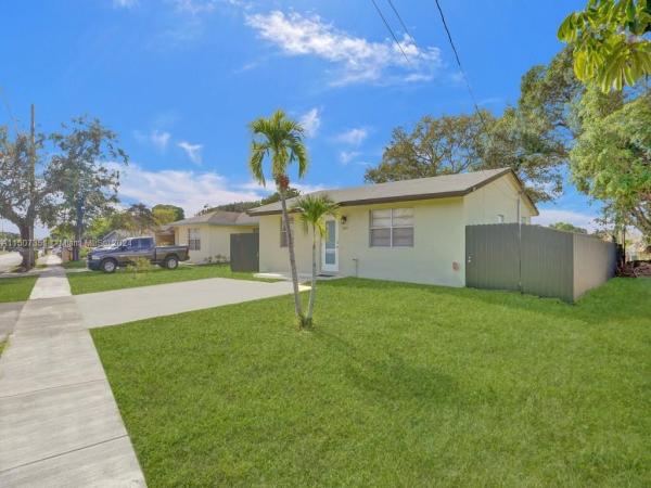 Town Of Modelo, 229 NW 7th Ave, Dania Beach, Florida 33004, image 2