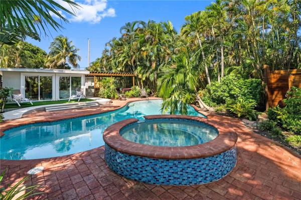 Middle River Plaza, 1432 NE 24th St, Wilton Manors, Florida 33305, image 1
