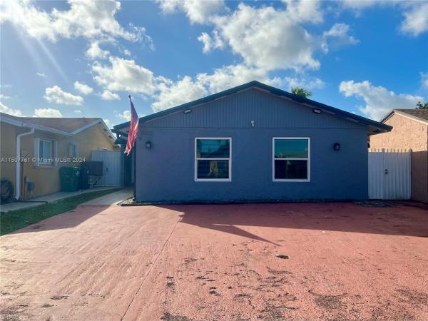 Les Chalets, 10532 SW 22nd Ln, University Park, Florida 33165, image 2