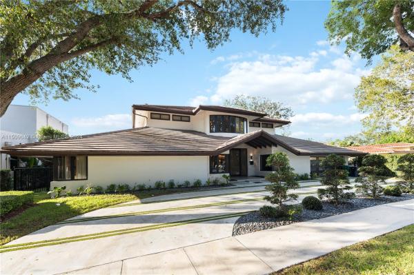 Loch Lomond, 16020 E Troon Cir, Miami Lakes, Florida 33014, image 1