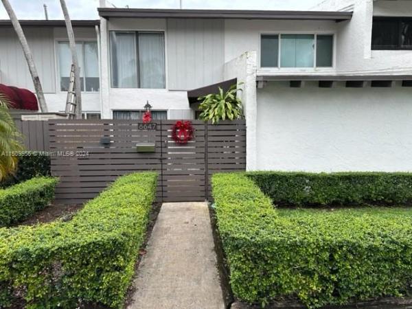 Snapper Creek Townhouses, 6647 SW 112th Ct, Kendall, Florida 33173, image 3