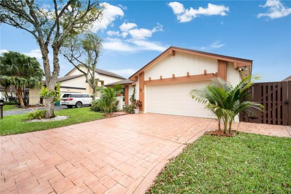 Patio Homes At Lakes Of The Meadow, 4236 SW 148th Pl, Kendall West, Florida 33185, image 2