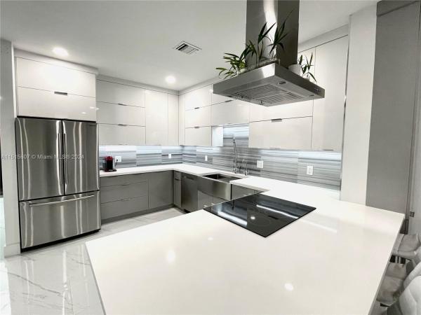 Miami Court, 810 SE 14th St, Fort Lauderdale, Florida 33316, image 1