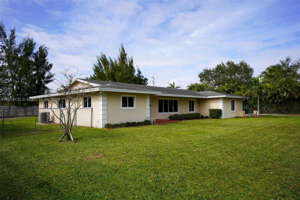 Ranchero Manors, 12604 SW 87th Pl, Kendall, Florida 33176, image 2