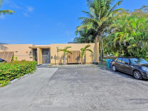 Loch Lomond East, 15913 S Kingsmoor Way #15913, Miami Lakes, Florida 33014, image 1