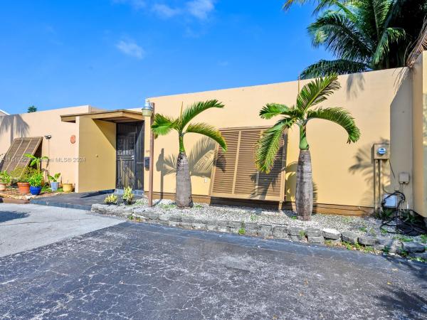 Loch Lomond East, 15913 S Kingsmoor Way #15913, Miami Lakes, Florida 33014, image 3