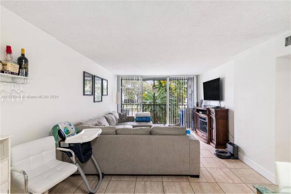 The Greens, 210 Fontainebleau Blvd #206, Fountainebleau, Florida 33172, image 3