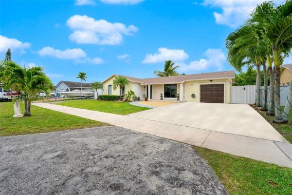 Meadow Wood Manor, 25953 SW 133rd Pl, Princeton, Florida 33032, image 3