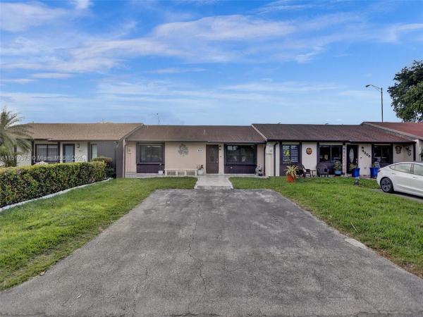 San Sebastian Townhouses, 4312 SW 136th Pl, Kendale Lakes, Florida 33175, image 3