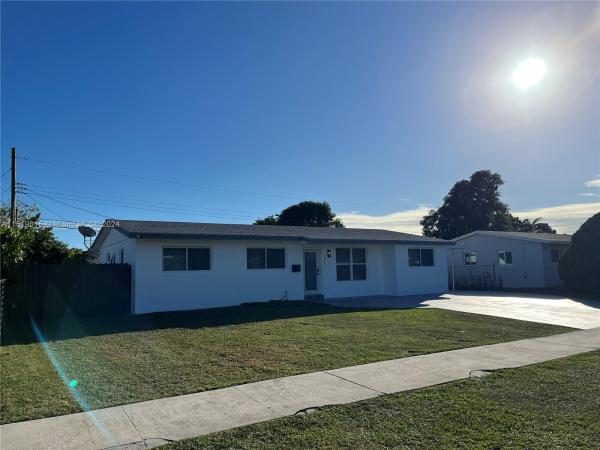 Heftler Homes, 10420 SW 42nd St, Westwood Lakes, Florida 33165, image 2