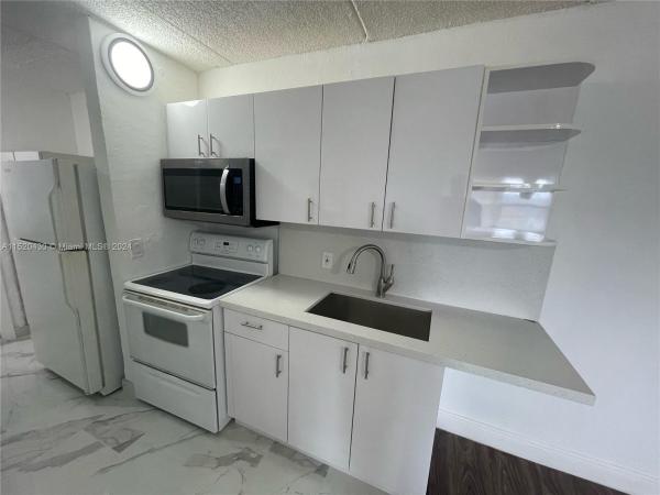 Canal Groves, 3211 SW 44th St #210, Dania Beach, Florida 33312, image 1