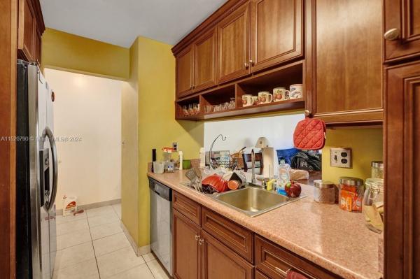Park Lake Village, 320 W Park Dr #202-9, Fountainebleau, Florida 33172, image 3