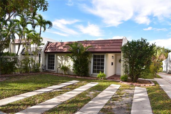 Lake Hilda, 6745 Crooked Palm Ln, Miami Lakes, Florida 33014, image 1