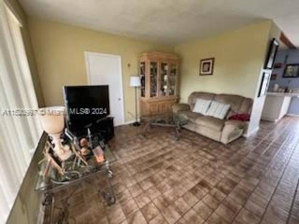 Heftler Homes, 10341 SW 50th St, Kendall, Florida 33165, image 3