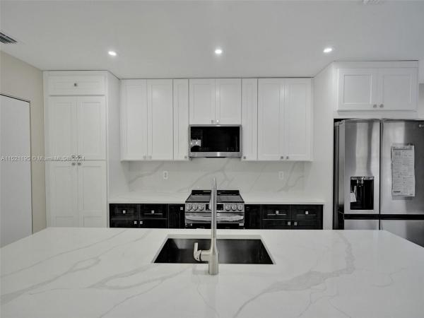 Spanish Springs Townhomes, 180 NE 17th Ct #906, Fort Lauderdale, Florida 33305, image 2