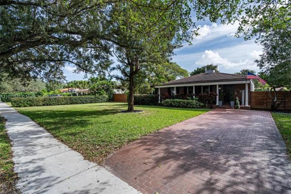 Country Club Estates, 132 Glendale Dr, Miami Springs, Florida 33166, image 2