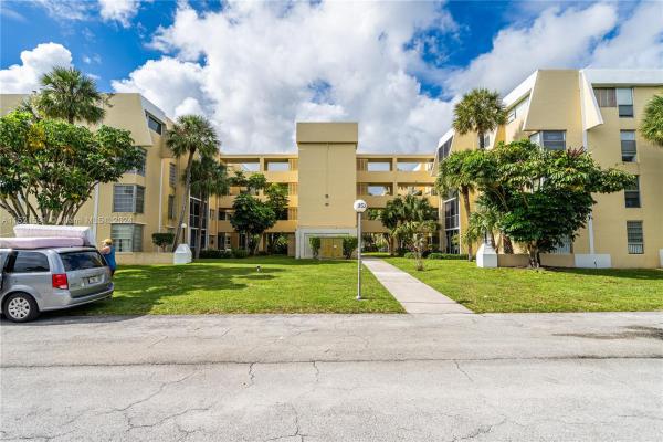 Lake Park, 950 NE 199th St #1F, Ives Estates, Florida 33179, image 1