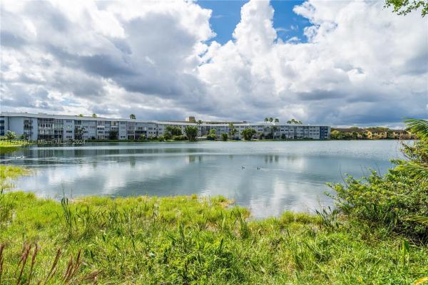 Lake Park, 950 NE 199th St #1F, Ives Estates, Florida 33179, image 3