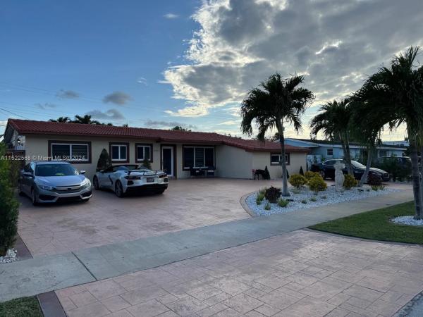 Heftler Homes, 10460 SW 43rd St, Westwood Lakes, Florida 33165, image 2