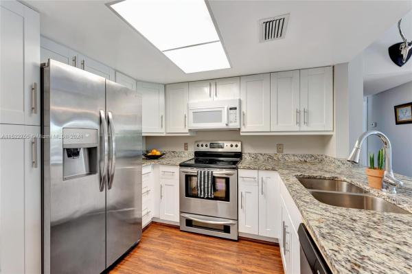 Chateau De Ville, 401 SE 10th St #204B, Dania Beach, Florida 33004, image 2