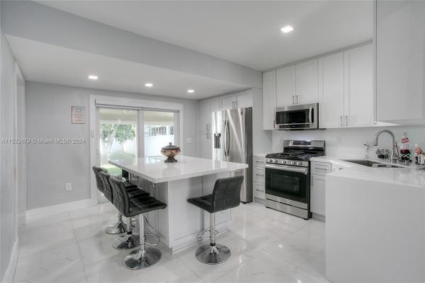 London Terrace, 171 E 42nd St, Hialeah, Florida 33013, image 1