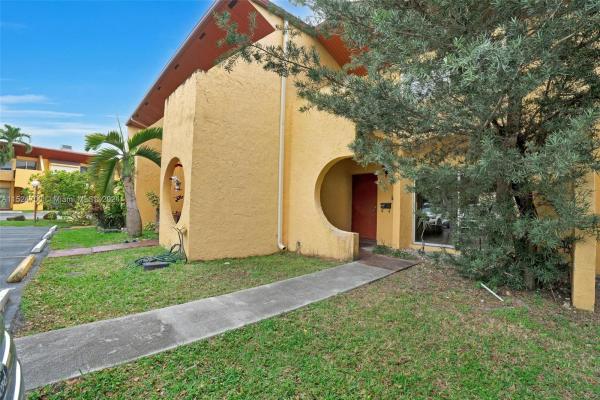 Taracoma Townhomes, 13721 SW 84th St #C, Kendale Lakes, Florida 33183, image 3