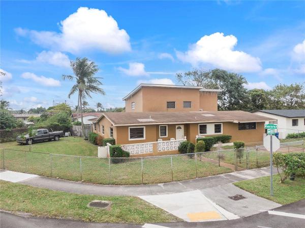 Scott Lake Manor, 1200 NW 180th Ter, Miami Gardens, Florida 33169, image 2