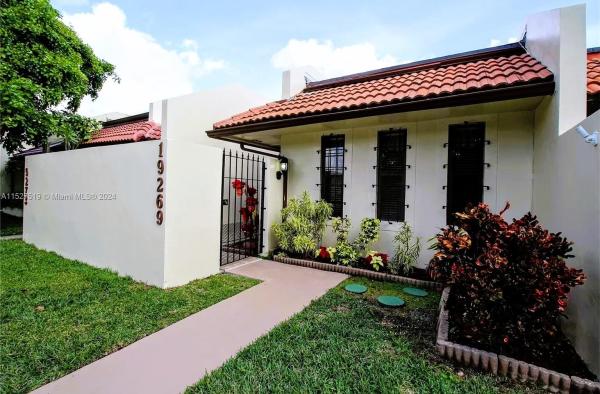 Townhomes Of Country Lake, 19269 NW 64th Ct #19269, Country Club, Florida 33015, image 3