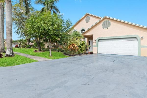 Tanglewood Lakes, 9561 SW 8th St, Pembroke Pines, Florida 33025, image 1