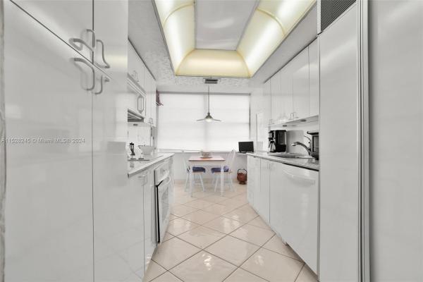 Del Prado, 18061 Biscayne Blvd #304, Aventura, Florida 33160, image 1