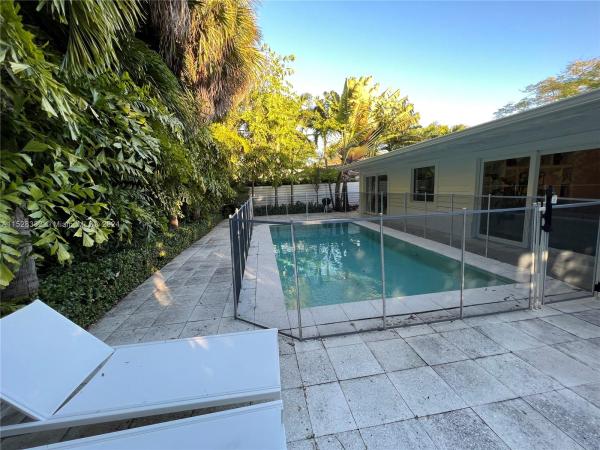 Tropical Isle Homes, 211 Greenwood Dr, Key Biscayne, Florida 33149, image 3
