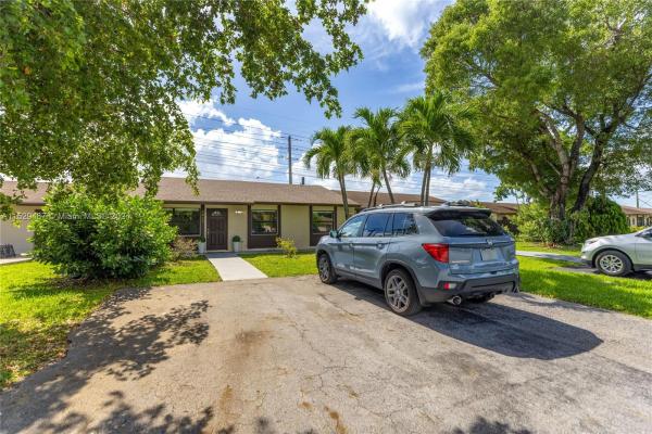 San Sebastian Townhouses, 4217 SW 136th Pl 0, Kendale Lakes, Florida 33175, image 3