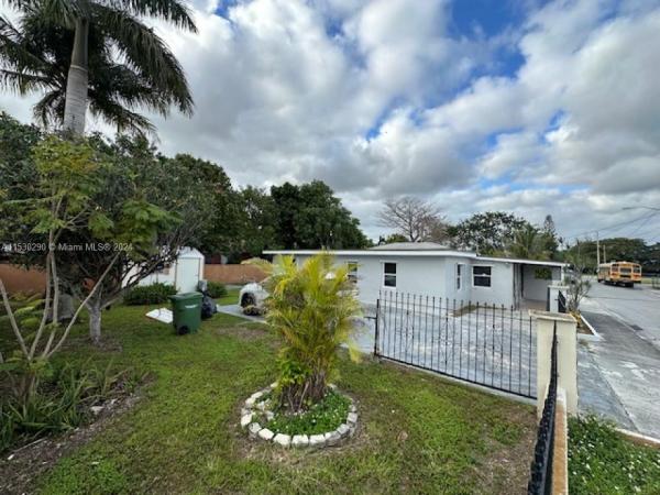 Ewings, 532 SW 3rd Ave, Homestead, Florida 33030, image 3
