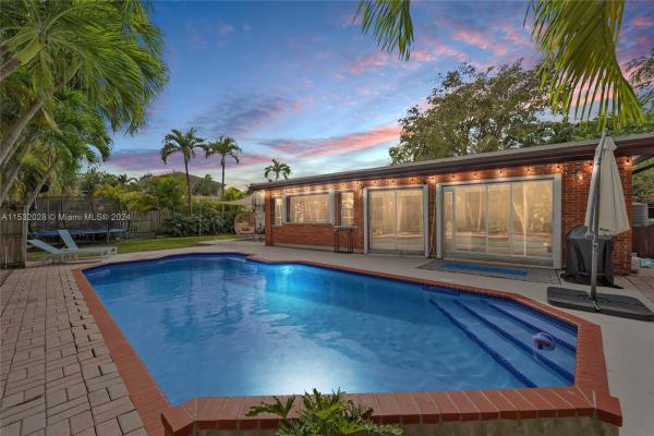 Tropical Isle Homes, 255 Ridgewood Rd, Key Biscayne, Florida 33149, image 3